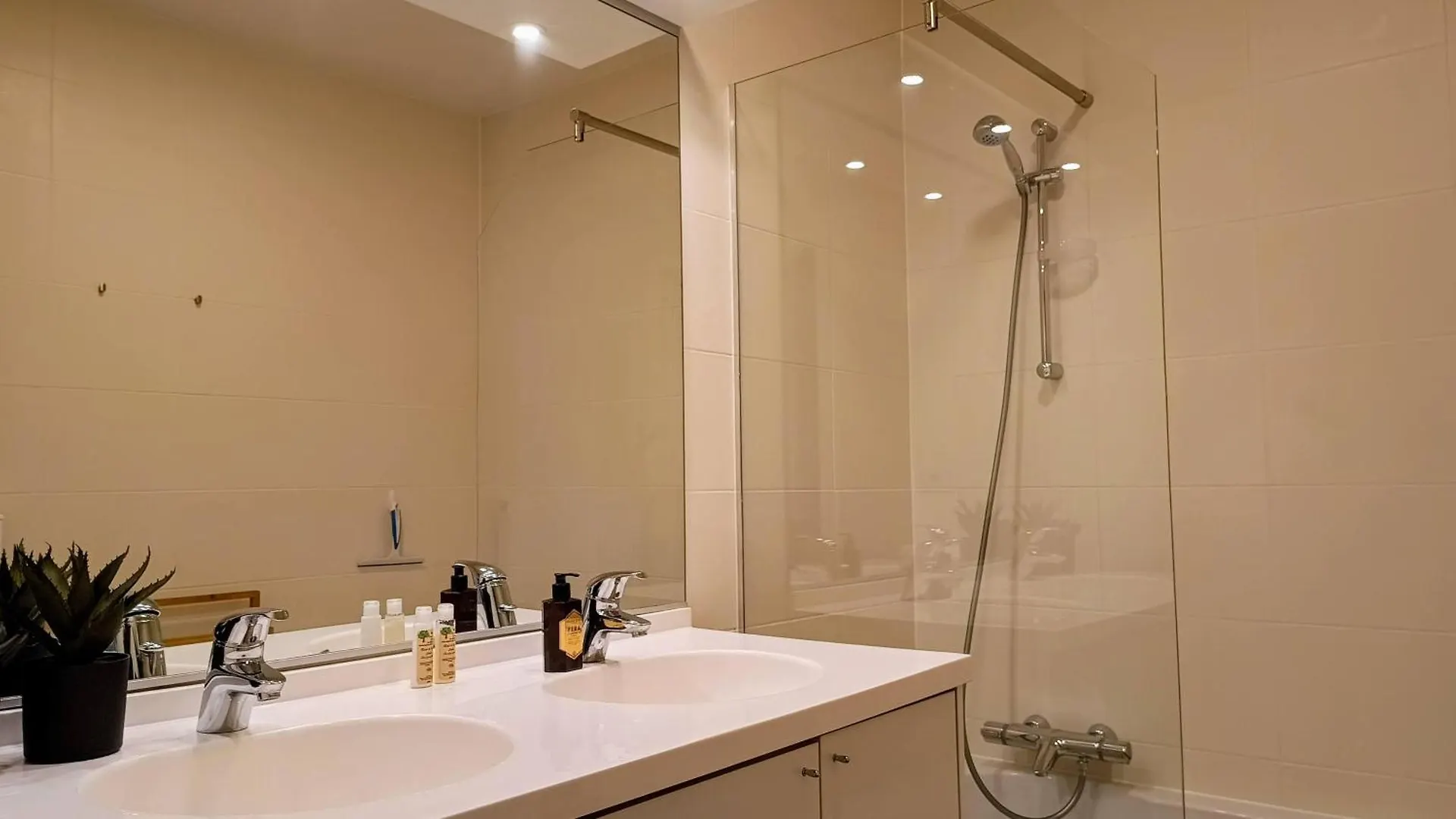 Huswell - Sunny Terrace With Harbour View - 5-Min Walk To Station Apartment Ostend